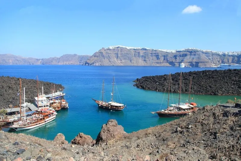 Santorini atrakcje - rejs statkiem po kalderze